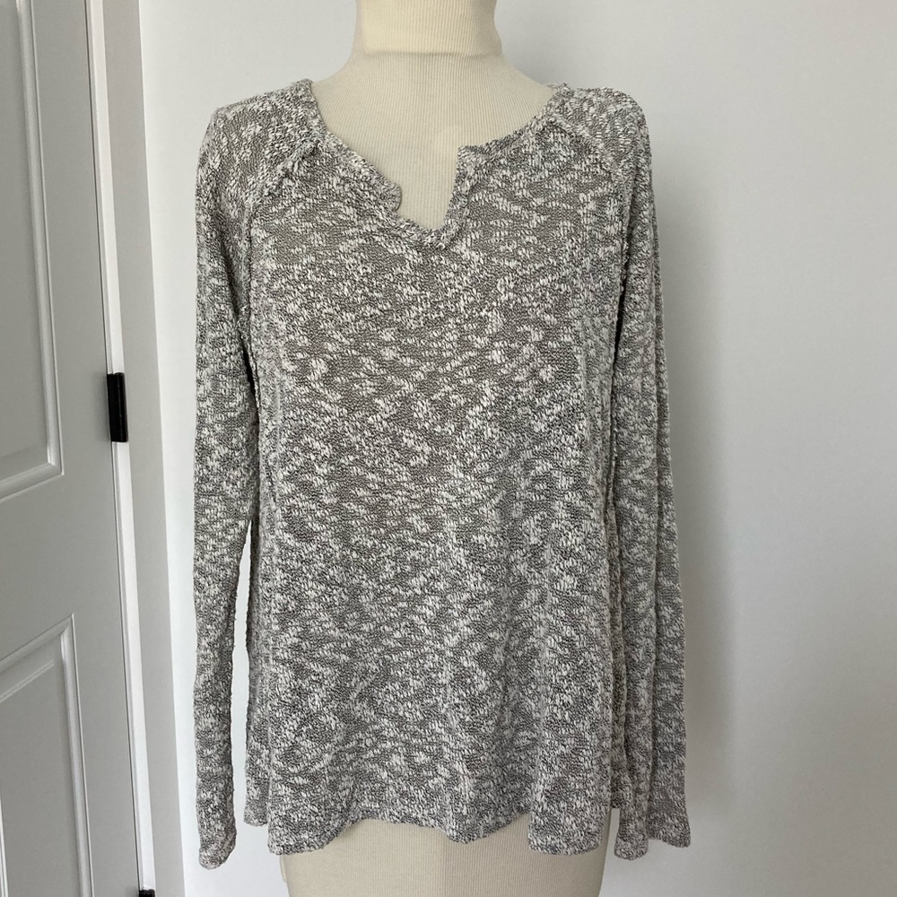 Braeve by Evereve long sleeved flowy marled knit top